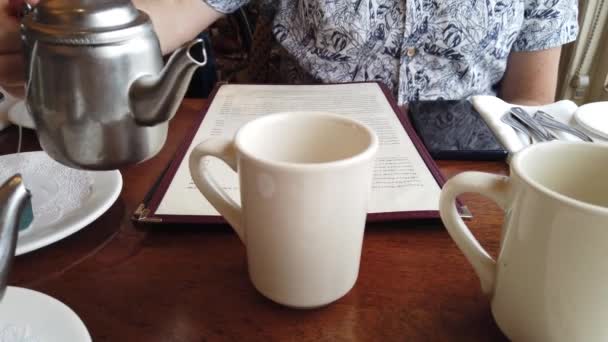 Egy Férfi Aki Earl Grey Teát Tölt Csészéjébe Egy Fém — Stock videók