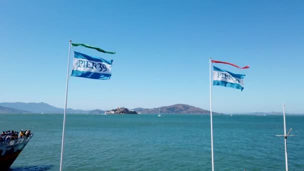 San Francisco Agosto 2019 Barco Alcatraz Saliendo Del Muelle Con — Vídeo de stock