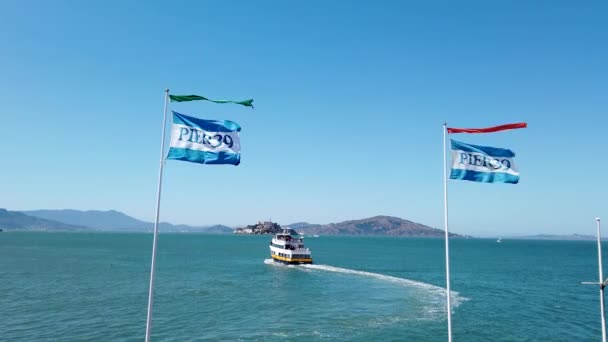 2019年8月 旧金山 夏天从39号码头驶往阿尔卡特拉茨的船 — 图库视频影像