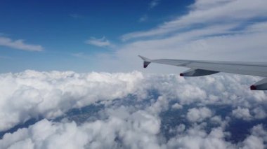 San Francisco, Usa - Ağustos 2019: Bulutların üzerinde uçan bir uçağın kanadı