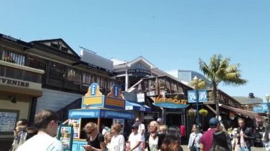 San Francisco, Usa - Ağustos 2019: İnsanlar bir yaz günü Balıkçılar İskelesi 39 numarada yürüyorlar