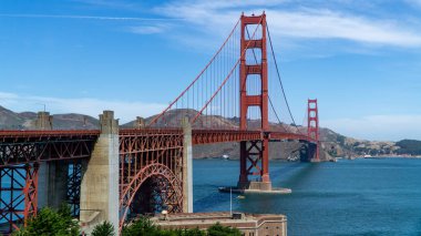 Golden Gate Köprüsü San Francisco 'da dünyaca ünlü bir köprüdür.
