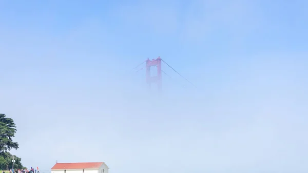 Sisli bir günde Golden Gate Köprüsü 'nün tepesinde