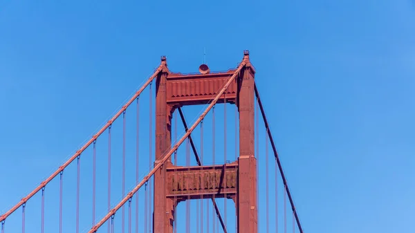 Golden Gate Köprüsü 'nün tepesi güneşli bir yaz gününde yakınlaştı. — Stok fotoğraf