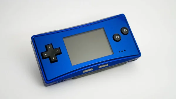 Nintendo Game Boy Micro sobre un fondo blanco GBM es la consola de videojuegos portátil más pequeña Imagen de archivo