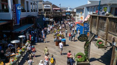 Balıkçılar İskelesi 39 numarada yürüyen turistler