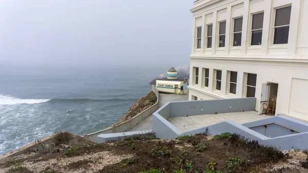 Cliff House i Giant Camera Obscura w mglisty dzień — Zdjęcie stockowe