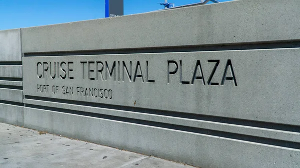 Primer plano del cartel de la plaza de la terminal de cruceros en Puerto de San Francisco — Foto de Stock