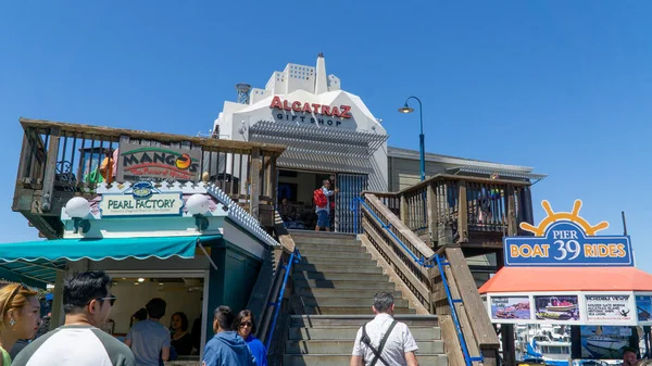 Alcatraz Mağazasını ziyaret eden turistler - Balıkçılar İskelesi 39 numarada bir hediyelik eşya dükkanı