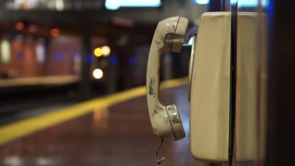 サンフランシスコ 2019年8月 地下鉄駅の公衆電話 — ストック動画