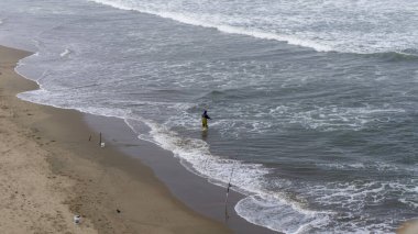 San Francisco, ABD - Ağustos 2019: Sisli bir günde San Francisco 'daki Ocean Beach' te balıkçı