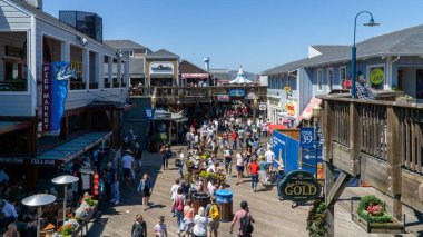 San Francisco, ABD - Ağustos 2019: Bir yaz günü Fishermans Wharf 'taki 39. rıhtımı ziyaret edenler