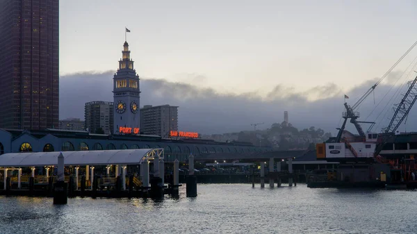 San Francisco, ABD - Ağustos 2019 Akşamları San Francisco Limanı