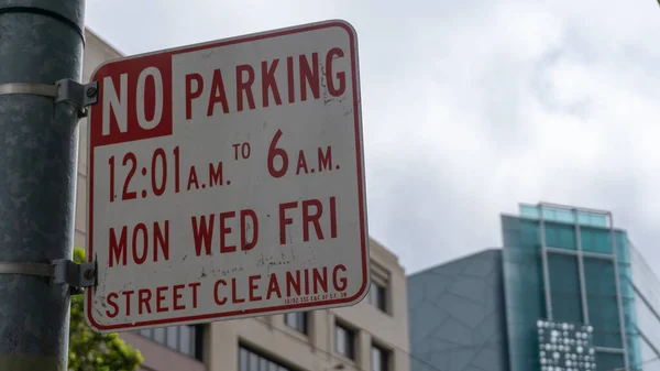 San Francisco, ABD - Ağustos 2019: Işık direğinde park levhası yok