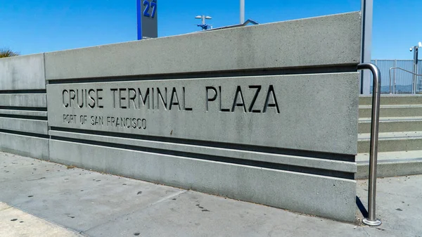San Francisco, ABD - Ağustos 2019: San Francisco Limanı 'nda seyir terminali tabelası