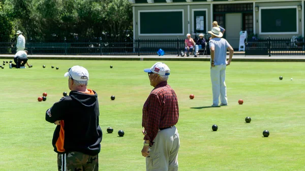 San Francisco, ABD - Ağustos 2019: Golden Gate Park 'ta çim bowlingi oynayan yaşlılar