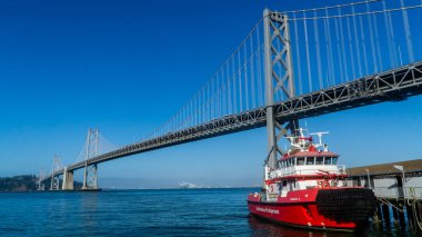 San Francisco, ABD - Ağustos 2019: San Francisco İtfaiye Departmanı ve Bay Köprüsü 'nün itfaiye teknesi