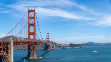 San Francisco, ABD - Ağustos 2019: Açık bir yaz gününde Golden Gate Köprüsü