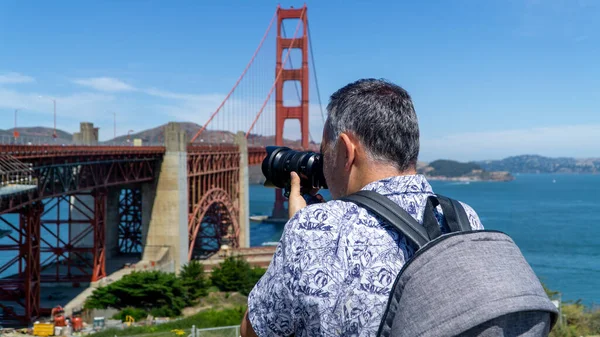 San Francisco, ABD - Ağustos 2019: Golden Gate Köprüsü 'nün fotoğrafını çeken adam