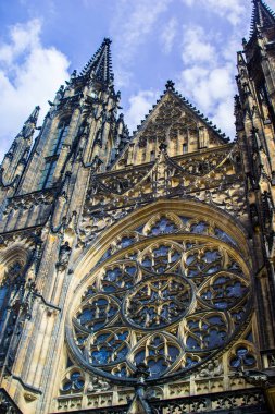 Mavi gökyüzü altında St Vithus Katedrali