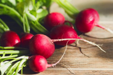 Adam hazırlanıyor suşi roll