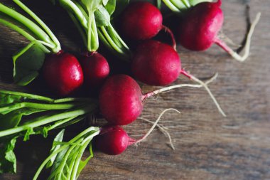 Adam hazırlanıyor suşi roll