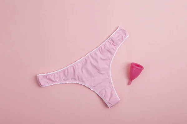 粉红背景的带月经杯的女人内裤 关于月经和妇女健康的概念 — 图库照片