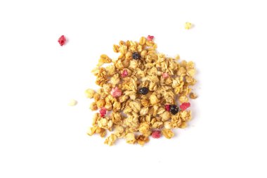 Beyaz arka planda gevrek granola ya da müsli. Meyveli granola yığını. Düz yatıyordu. Yiyecek konsepti. 