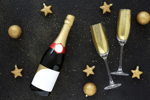香槟酒杯和酒瓶 底色为金色 底色为黑色 创意扁平的作品与一瓶香槟 新年庆祝活动 顶部视图 庆祝概念 — 图库照片