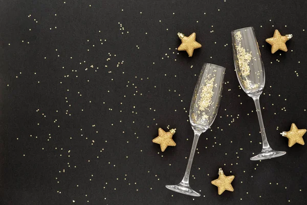 Confetti Vorm Van Sterren Schonk Glazen Champagne Uit Zwarte Vakantieachtergrond — Stockfoto