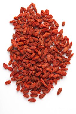 Beyaz arka planda izole edilmiş bir yığın goji üzümü. Süper yiyecekleri saymazsak. Üst görünüm