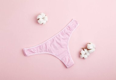 Pembe arka planda pembe pamuklu kadın külotu. Kadın iç çamaşırları. Üst görünüm düzlüğü metin için kopyalama alanı ile yatıyordu. Alışveriş konsepti. 