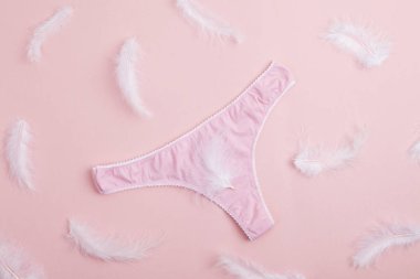 Pembe arka planda pembe pamuklu kadın külotu. Kadın iç çamaşırları. Üst görünüm düzlüğü metin için kopyalama alanı ile yatıyordu. Alışveriş konsepti. 