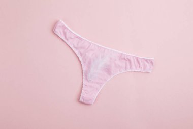 Pembe arka planda pembe pamuklu kadın külotu. Kadın iç çamaşırları. Üst görünüm düzlüğü metin için kopyalama alanı ile yatıyordu. Alışveriş konsepti. 
