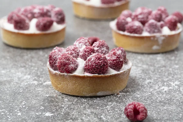 Tartă Delicioasă Zmeură Tartă Frișcă Zmeură Fundal Gri Desert Delicios — Fotografie, imagine de stoc