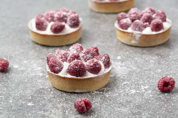 Tartă Delicioasă Zmeură Tartă Frișcă Zmeură Fundal Gri Desert Delicios — Fotografie, imagine de stoc