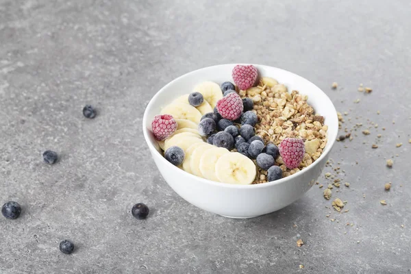 Smoothie Schüssel Mit Müsli Himbeeren Blaubeeren Und Bananen Auf Grauem — Stockfoto