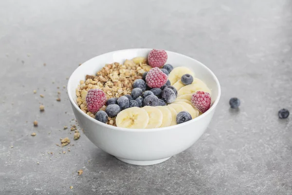 Tazón Batido Con Granola Frambuesas Arándanos Plátanos Sobre Fondo Gris —  Fotos de Stock