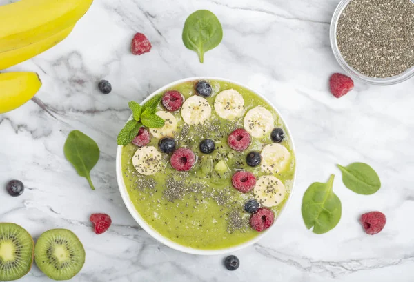 Smoothie Bowl Verde Con Plátano Kiwi Semillas Chía Arándanos Frambuesas Imagen de stock