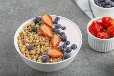 Yoğurtlu granola. Taze çilek ve yaban mersini. Sağlıklı atıştırmalıklar. Kahvaltı için yemek.. 