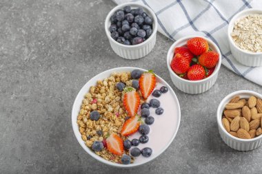 Yoğurtlu granola. Taze çilek ve yaban mersini. Sağlıklı atıştırmalıklar. Kahvaltı için yemek.. 