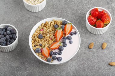 Yoğurtlu granola. Taze çilek ve yaban mersini. Sağlıklı atıştırmalıklar. Kahvaltı için yemek.. 