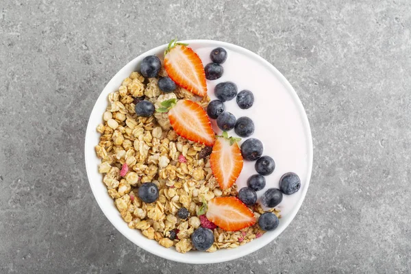 Granola Con Yogurt Fresas Frescas Arándanos Una Mesa Piedra Bocadillo —  Fotos de Stock