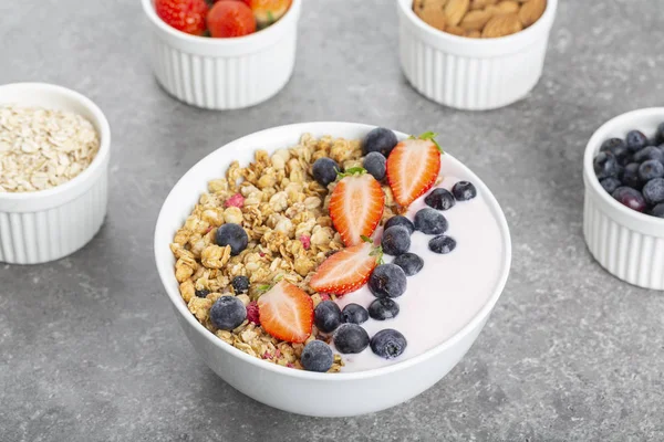 Granola Con Yogurt Fresas Frescas Arándanos Una Mesa Piedra Bocadillo —  Fotos de Stock