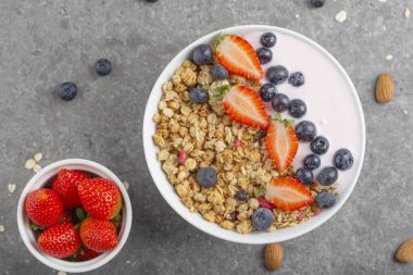 Yoğurtlu granola. Taze çilek ve yaban mersini. Sağlıklı atıştırmalıklar. Kahvaltı için yemek.. 