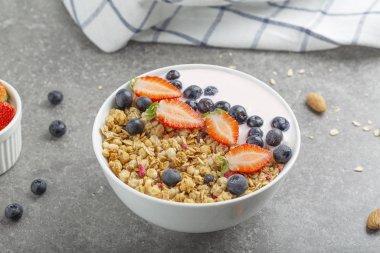 Yoğurtlu granola. Taze çilek ve yaban mersini. Sağlıklı atıştırmalıklar. Kahvaltı için yemek.. 