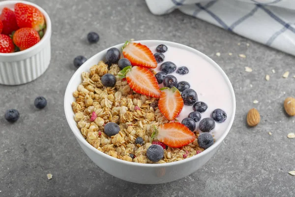 Granola Con Yogurt Fresas Frescas Arándanos Una Mesa Piedra Bocadillo —  Fotos de Stock