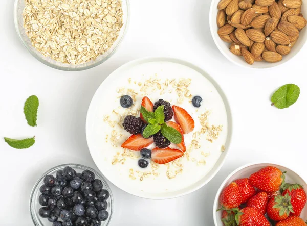 Yogur Griego Con Granola Fresas Frescas Arándanos Moras Almendras Sobre —  Fotos de Stock