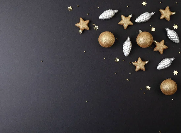 Confetti Form Stjärnor Hällde Champagneglas Den Svarta Semesterbakgrunden Julinredning Jul — Stockfoto