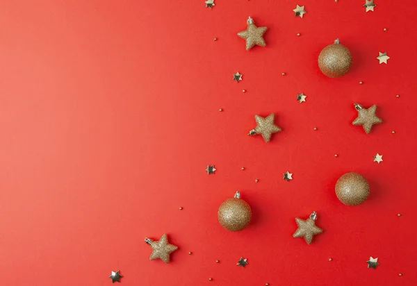 Noel kompozisyonu. Kırmızı arka planda Noel süsleri. Düz konum, üst görünüm, kopyalama alanı